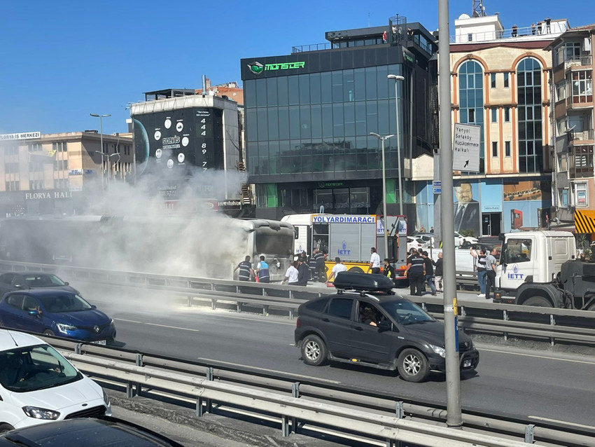 Küçükçekmece'de bir metrobüste yangın çıktı. Olay yerine itfaiye ekibi sevk edildi.