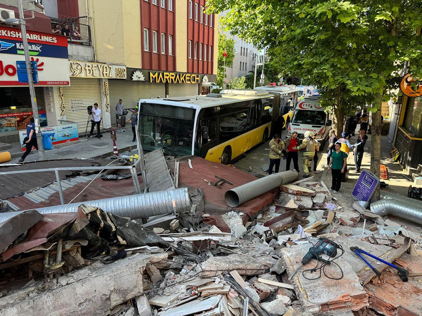 İstanbul Küçükçekmece'de bir bina çöktü. Enkaz altında kalan 8 kişi yaralı olarak çıkarılırken, 1 kişinin cansız bedenine ulaşıldı.