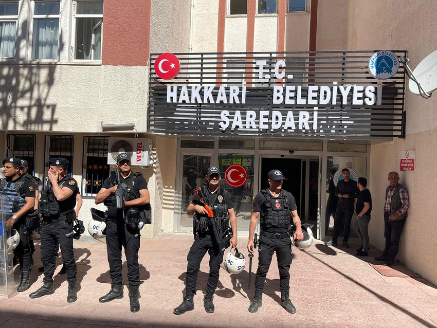 DEM Partili Hakkari Belediyesi'ne operasyon düzenlendi. Belediye Başkanı Mehmet Sıddık Akış, Van'da gözaltına alındı.