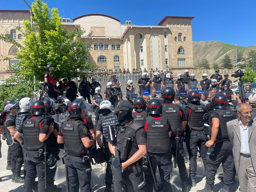 Görevden alınan Hakkari Belediye Başkanı Mehmet Sıddık Akış, yargılandığı davada 19 yıl 6 ay hapis cezasına çarptırıldı.