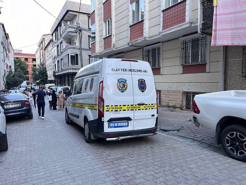 İstanbul Esenyurt'ta aynı apartmanda yaşayan ağabey ile kardeş arasında çıkan kavga kanlı bitti. Gürültü nedeniyle çıkan kavgada kardeşini tabancayla vurarak öldüren ağabey, polis ekipleri tarafından gözaltına alındı.