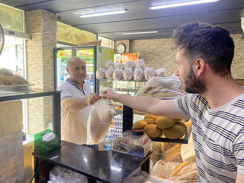 Kocaeli'nin Körfez ilçesinde bir fırın, kentte 10 TL olan ekmeği 7,5 TL'den satmaya başladı.