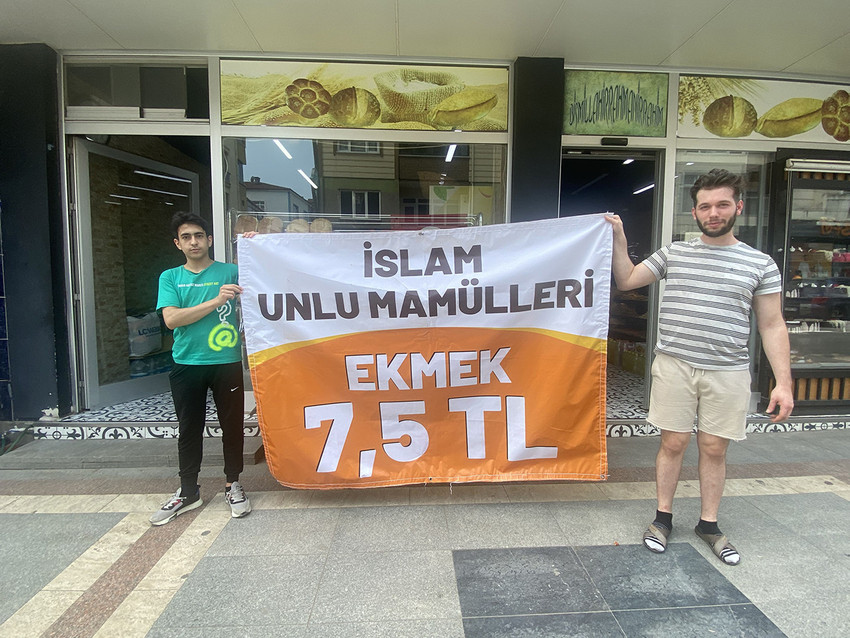 Kocaeli'nin Körfez ilçesinde bir fırın, kentte 10 TL olan ekmeği 7,5 TL'den satmaya başladı.