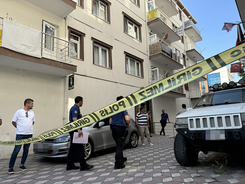 Türkiye yeni güne malesef ki yine bir kadın cinayeti haberiyle başladı. Ankara'da eşini makasla öldüren eşi olacak cani saklandığı adreste yakalandı.