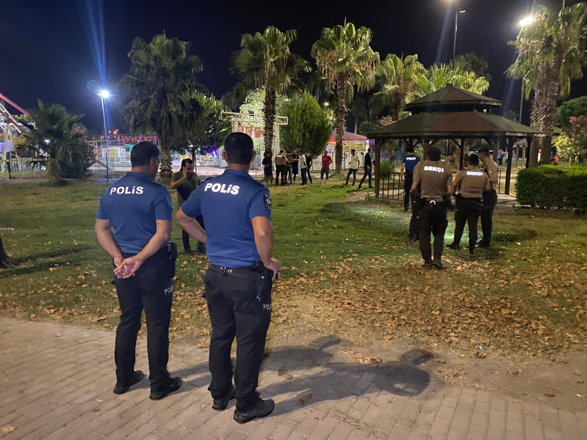 Adana'nın Ceyhan ilçesinde, parkta oturdukları sırada kimliği belirsiz kişilerin silahlı saldırısına uğrayan 24 yaşındaki H.A. hayatını kaybetti, arkadaşı S.Y. ise yaralandı. 