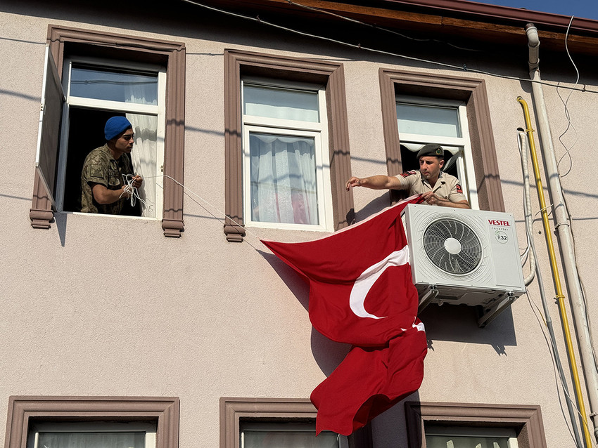 Pençe-Kilit operasyonunda şehit düşen Astsubay Kıdemli Çavuş Bahadır Rıdvan Talay'ın baba evi, acılı babanın "Ben de Kürdüm. İmansızlar, Allah hepinizin belasını versin" isyanıyla yankılandı.