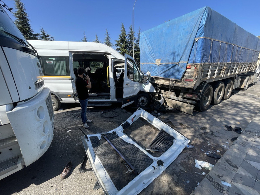 Gaziantep'te, işçi servis minibüslerinin kafa kafaya çarpıştığı kazada 1'i ağır 21 kişi yaralandı. 