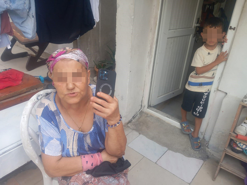 Hatay'da hayatını hurda toplayarak kazanmaya çalışan 70 yaşındaki bir kadın hurdada bulduğu cep telefonunu karakola götürüp teslim etmek isterken, cep telefonu sahibi tarafından hırsızlıkla suçlandı.