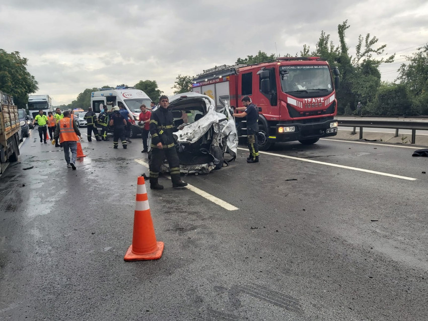 Sakarya'da, Anadolu Otoyolu'nda hafif ticari araçla minibüsün çarpıştığı kazada 3 kişi hayatını kaybetti, 3 kişi de yaralandı. 