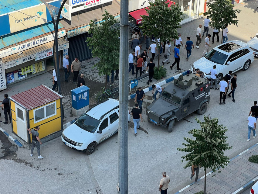 Hakkari'nin Yüksekova ilçesinde anlaştığı kişiye evini kiraya vermekten vazgeçince yaşanan gerginlik kavgaya dönüştü. Ev sahibi ile kiracı ve yakınlarının karıştığı taşlı-sopalı kavgada 5 kişi yaralandı.