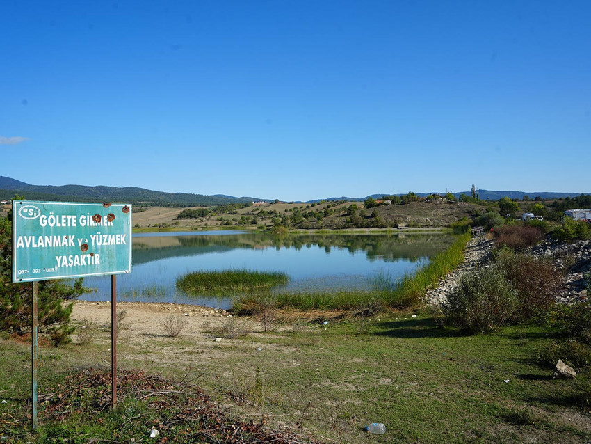 Kastamonu'nun Daday ilçesinde gölette erkek cesedi bulundu. Cesedin emekli bir öğretmene ait olduğu belirlendi. 