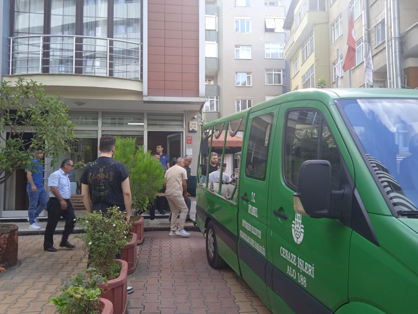 İstanbul Kadıköy'de özel bir kız öğrenci yurdunda kalan 25 yaşındaki K.A. yurt bahçesinde ölü bulundu. Genç kadının ölüm sebebi araştırılıyor. 