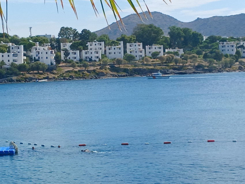 Muğla'nın Bodrum ilçesi açıklarında Yunan Sahil Güvenlik ekipleri, Türk karasularına girerek sınır ihlali yaptı. Yunan botunun, bir mülteci botunu sahile kadar kovaladığı belirtildi. 