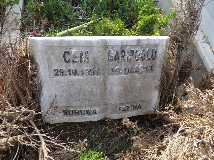 İstanbul'da 15 yıl önce Münevver Karabulut'u öldürmesinin ardından cezaevinde 2014'te intihar eden Cem Garipoğlu'nun açılan mezarında bulunan şeffaf naylon poşetle ilgili yeni bir gelişme yaşandı.