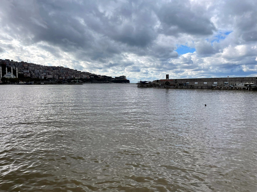 Zonguldak'ta etkili olan sağanağın ardından derelerden gelen sular nedeniyle deniz çamur rengini aldı.