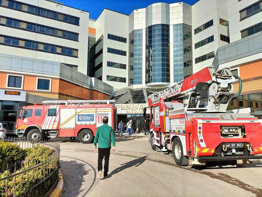 Kocaeli Üniversitesi Araştırma ve Uygulama Hastanesi'nde yangın çıktı. Alevler itfaiye ekiplerinin müdahalesiyle kontrol altına alındı. 