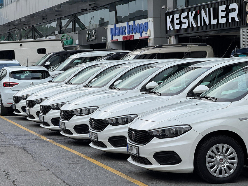 Sıfır araçlara gelen zamlar ve krediye erişimin zor olması vatandaşı, ikinci el otomobile yöneltti. Vatandaş elindeki aracın üzerine bir miktar para vererek takasla araç alımı yapabiliyor.