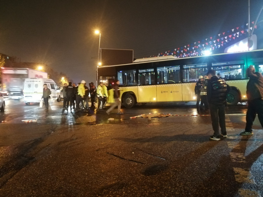 İstanbul Sancaktepe'de yolun karşısına geçmeye çalışan yabancı uyruklu anne ve kızı İETT otobüsünün altında kaldı. Olayda 3 yaşındaki çocuk hayatını kaybederken, anne ağır yaralandı. Yaşanan kaza anı güvenlik kamerasına yansıdı.