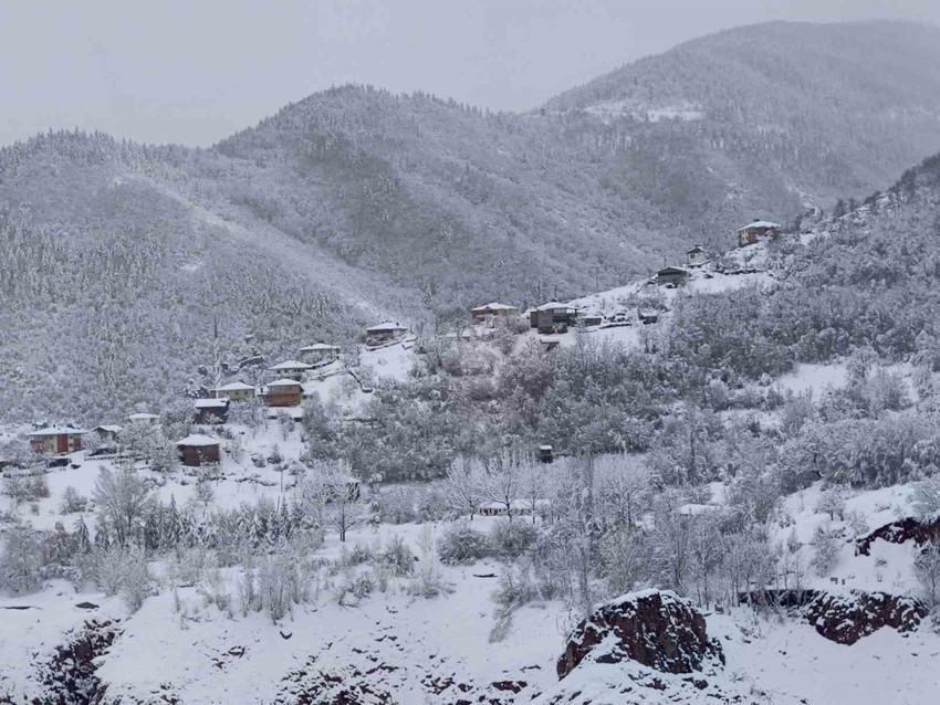 Türkiye'nin büyük bölümünde soğuk hava ve kar yağışı etkili olurken bazı illerde yarın okullar tatil edildi. İşte 26 Kasım'da eğitime ara verilen iller...