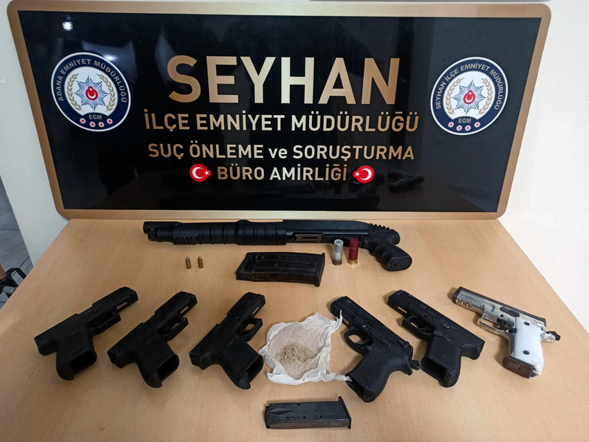 Adana'da polisin bir eve düzenlenen operasyonda çekyatın altına gizlenmiş 7 ruhsatsız silah ele geçirildi. Gözaltına alınan 14 yaşındaki şüpheli, ''Silahları bir süre önce sokakta buldum. Çekyatın altında saklıyordum'' dedi.