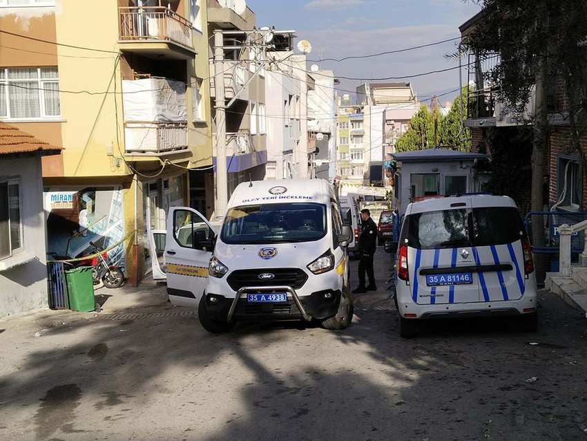 İzmir'de bir kişi, polis merkezine giderek otomobilinde E.K. adlı kadının cesedi olduğunu söyledi. Gözaltına alınan şüpheli, sevgilisi E.K.'nin kendisini tabancayla vurduğunu öne sürdü.