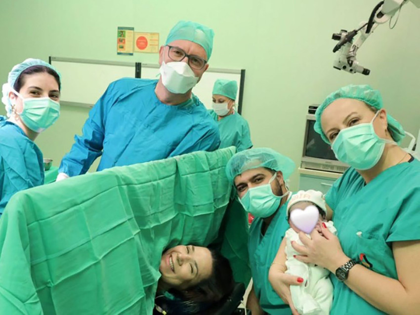 &Uuml;nl&uuml; şarkıcı Tuğ&ccedil;e Kandemir, bebeğini kucağına aldı. Şarkıcı, oğluna Demir adını verdi. 