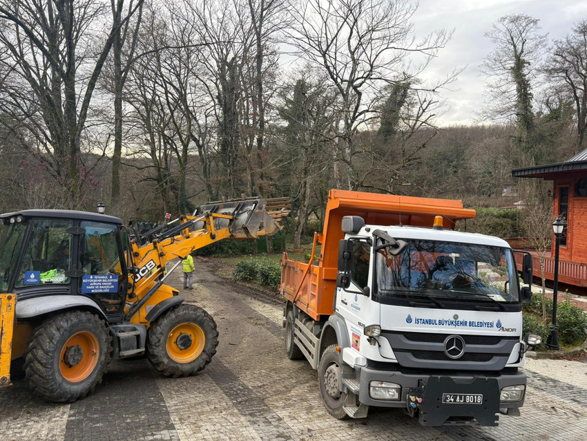 Tarım ve Orman Bakanlığı, 10 yıl önce yönetimi İstanbul Büyükşehir Belediyesi'ne devredilen Belgrad Ormanları'nın sözleşme süresinin dolduğu ve uzatılmayacağı gerekçesiyle tahliye edilmesini istedi. İBB'nin tabelaları, Belgrad Ormanı’ndan söküldü.