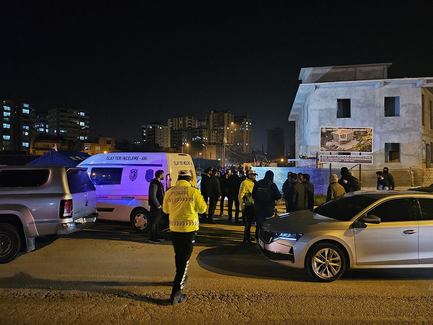 Adana'da polise merkezi inşaatına molotof kokteyli atan şüpheli, kendisini fark eden mahalle bekçisi tarafından karnından vurularak yakalandı. 