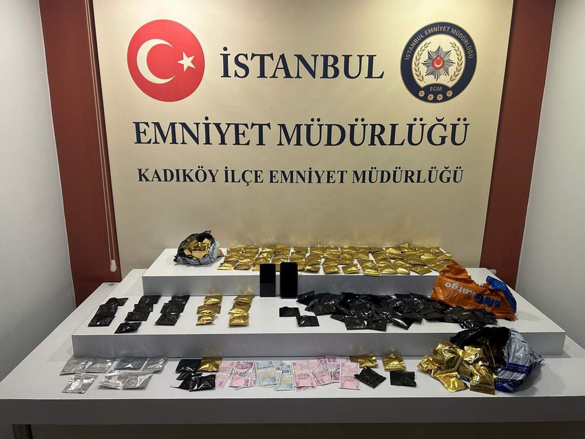İstanbul'da komedyen olarak sahne alan 29 yaşındaki S.D., 'uyuşturucu madde ticareti' suçundan tutuklandı. Dilmaç'ın evinde yapılan aramalarda, 192 adet satışa hazır vaziyette toplamda 759.32 gram uyuşturucu madde ele geçirildi.