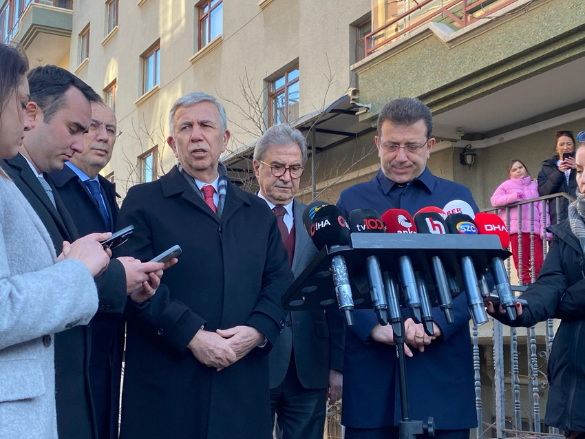 İBB Başkanı Ekrem İmamoğlu, lisans diplomasının sahte olduğu iddiasıyla başlatılan soruşturmayla ilgili olarak,  ''Üniversitede çok arkadaşlarım var. Onları çağırsam miting yaparım ama adamın birisi tavla oynayacak adam bulamaz. Allah akıl versin bu süreci yöneten herkese'' dedi.