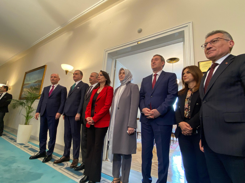 DEM Parti heyeti, terör örgütü elebaşı Öcalan'ın silah bırakma ve örgütü feshetme çağrısı sonrası MHP'yi ziyaret etti. Toplantıda Devlet Bahçeli yer almadı. DEM Parti heyeti daha sonra AK Parti grubunu ziyaret etti. 