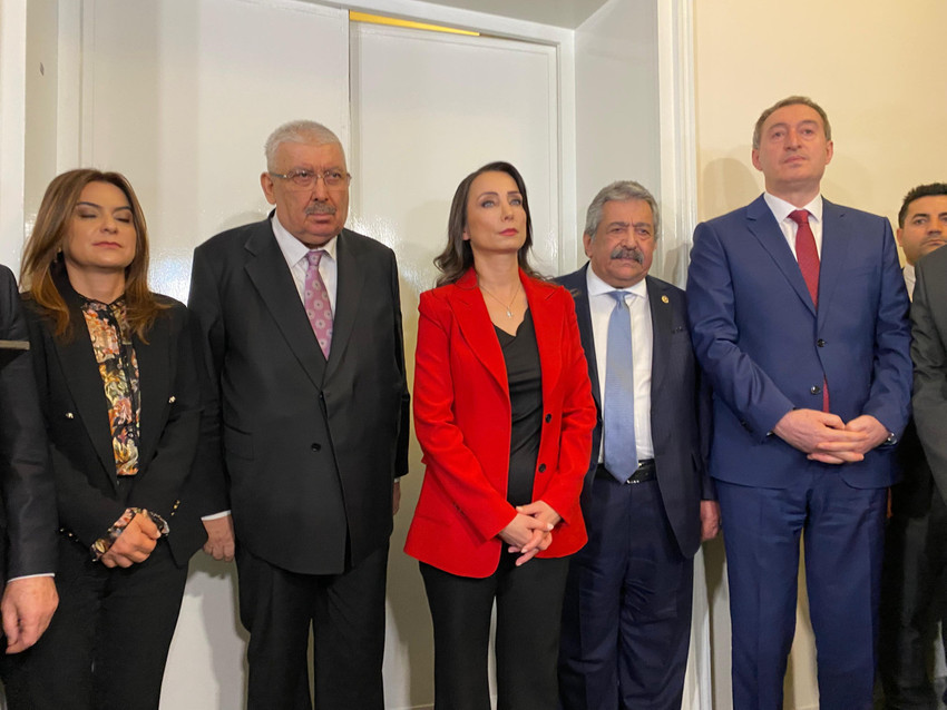 DEM Parti heyeti, terör örgütü elebaşı Öcalan'ın silah bırakma ve örgütü feshetme çağrısı sonrası MHP'yi ziyaret etti. Toplantıda Devlet Bahçeli yer almadı. DEM Parti heyeti daha sonra AK Parti grubunu ziyaret etti. 