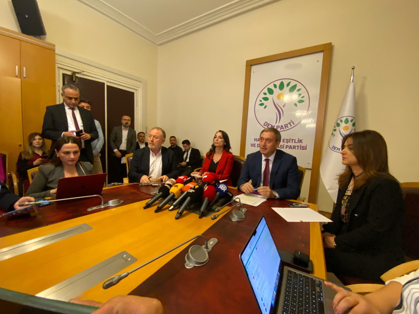 DEM Parti heyeti, terör örgütü elebaşı Öcalan'ın silah bırakma ve örgütü feshetme çağrısı sonrası MHP'yi ziyaret etti. Toplantıda Devlet Bahçeli yer almadı. DEM Parti heyeti daha sonra AK Parti grubunu ziyaret etti.