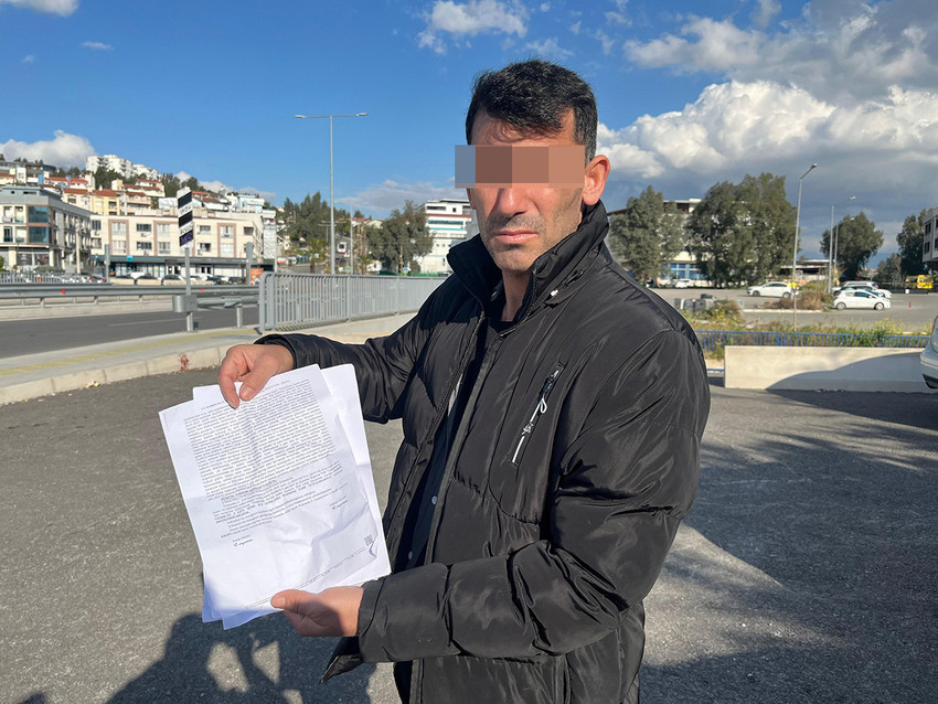 İzmir'de yaşanan olayda geçtiğimiz yıl evlenen bir çift arasında yaşananlar şok etkisi yarattı. Evliliklerinin ikinci haftasında başlayan akılalmaz olaylar bir vatandaşın hayatını kabusa çevirdi. Genç adamın telefonunu ele geçiren eşi, tek bir mesajla talihsiz adamın hayatını kararttı