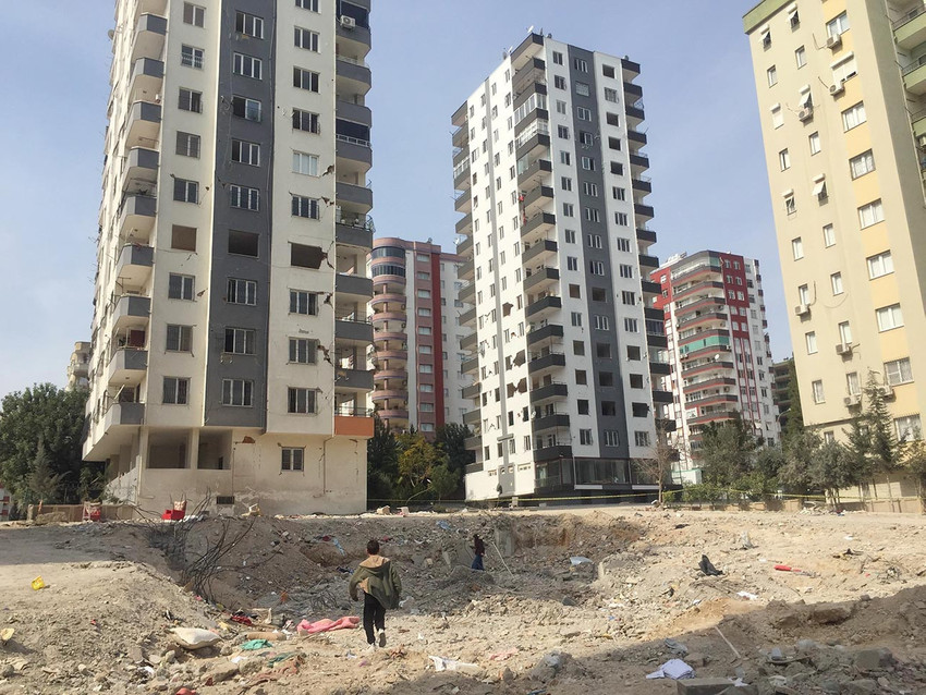 Adana'da depremde yıkılan binanın enkazından çıkan altınları, hayatını kaybedenlerin yakınlarına teslim ettikten sonra, "savcılık geri istiyor" diyerek zimmetine geçiren polise 2 kez "devlet memurluğundan çıkartma" cezası verildi