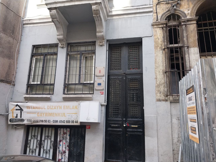 İstanbul Taksim'de Sırrı Süreyya Önder için düzenlenen tören sonrası CHP Genel Başkanı Özgür Özel'e saldıran S.T.'nin Beyoğlu'nda kaldığı otel, evraklarının yetirsiz olması gerekçesiyle mühürlendi. 