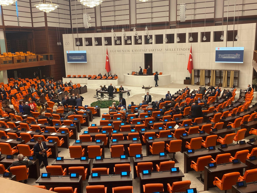 TBMM Başkanı Numan Kurtulmuş'un, Gezi Davası kapsamında aldığı 18 yıllık hapis cezası nedeniyle cezaevinde olan Can Atalay hakkındaki Anayasa Mahkemesi'nin verdiği iade kararını Meclis'te okutan Meclis Başkan Vekili Gülizar Biçer Karaca'ya Genel Kurulu yönetme yetkisi vermemesi tartışmalara neden oldu.
