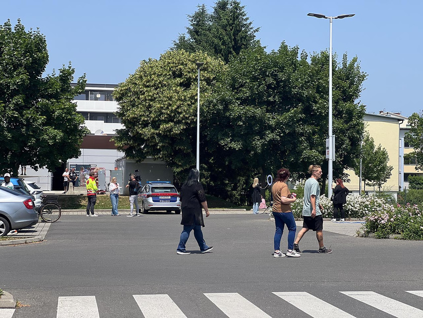 Avusturya'da  bir okulda düzenlenen silahlı saldırıda 10 kişinin hayatını kaybettiği bildirildi. Okulun eski öğrencisi olan saldırganın tuvalette intihar ettiği belirtildi.