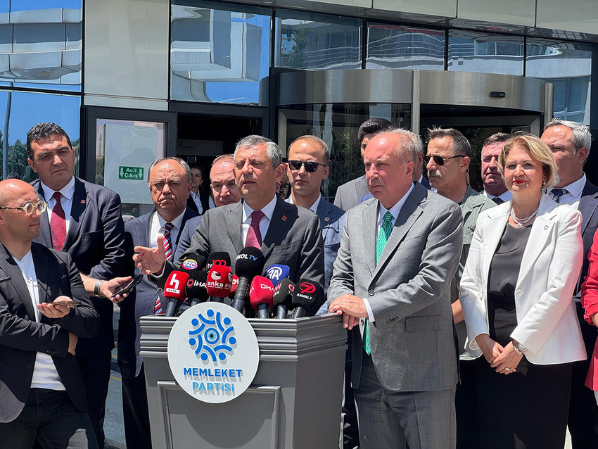 Memleket Partisi lideri Muharrem İnce ile bir araya gelen CHP lideri Özel, İnce'yi ve Memleket Partisi üyelerini yeniden CHP'ye katılmaya davet ettiğini açıkladı. Özel'in açık daveti açıklamasının ardından İnce'den de bir yanıt geldi.
