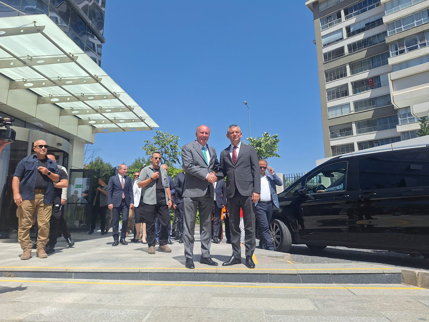 Memleket Partisi lideri Muharrem İnce ile bir araya gelen CHP lideri Özel, İnce'yi ve Memleket Partisi üyelerini yeniden CHP'ye katılmaya davet ettiğini açıkladı. Özel'in açık daveti açıklamasının ardından İnce'den de bir yanıt geldi.