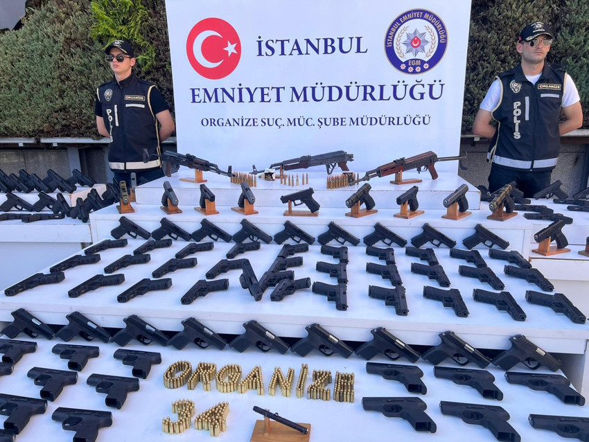 İstanbul'da bir suç örgütüne yönelik düzenlenen operasyonda, 89 şüpheli yakalanırken yüzlerce ruhsatsız silah, uzun namlulu tüfek, kalem tabanca ve çelik yelek ele geçirildi.