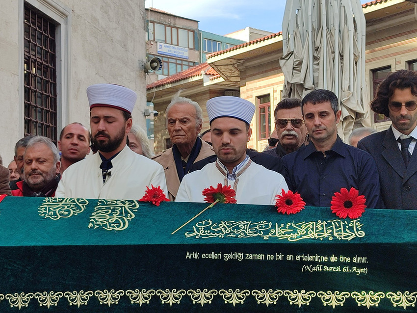 İstanbul'da yolun karşısına geçmeye çalışırken motosikletin çarpması sonucu hayatını kaybeden Türk sinemasının duayen ismi 85 yaşındaki Engin Çağlar, Şişli Merkez Camii’nde kılınan cenaze namazının ardından son yolculuğuna uğurlandı.