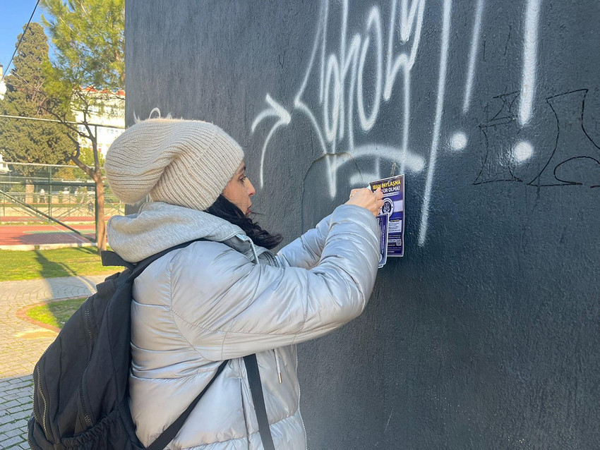 İzmir'de bir arkadaşının IBAN dolandırıcılığı tuzağına d&uuml;şt&uuml;ğ&uuml;n&uuml; s&ouml;yleyen 37 yaşındaki bir gen&ccedil; kadın sokak sokak gezip duvarlara astığı afişlerle vatandaşları uyarmaya &ccedil;alışıyor...