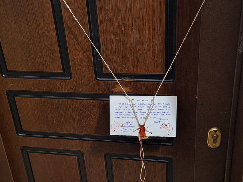 Ankara'da bir şahıs, annesini, kızını ve boşanma aşamasında olduğu eşini tabancayla vurarak &ouml;ld&uuml;rd&uuml;kten sonra intihar etti. Korkun&ccedil; cinayetlerin ayrıntıları ise adeta kan dondurdu. Cezaevinden izinli olarak &ccedil;ıkan katil zanlısının su&ccedil; dosyasında adeta yok yokmuş....