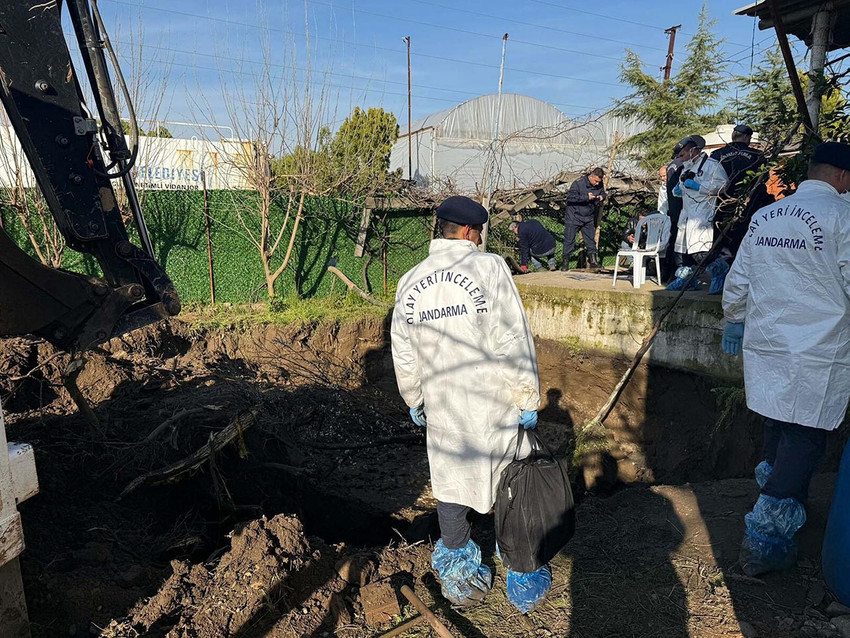 Manisa’nın Şehzadeler ilçesinde 2009 yılında kaybolan ve o günden bu yana kendisinden tek bir iz dahi bulunamayan 17 yaşındaki Ebru K.'nin öldürüldüğü ortaya çıktı. Cinayeti itiraf eden eski enişte U.K.'nin gösterdiği bölgede yapılan kazıda kafatası ile kemik parçaları bulundu. Olayla ilgili genç kızın ablasının da aralarında bulunduğu 4 kişi gözaltına alındı.