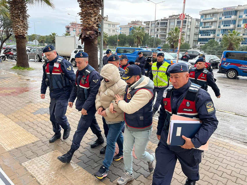 İzmir&rsquo;in Menderes il&ccedil;esinde 5 Şubat akşamı yaşanan ve iki kız kardeşin &ouml;l&uuml;m&uuml;yle sonu&ccedil;lanan "sel felaketi" dosyası, aileden gelen kan donduran iddialarla yeni bir boyut kazandı. Dere yatağına u&ccedil;an otomobilden sağ kurtulan iki erkeğin ifadeleri ile ailenin ş&uuml;pheleri arasındaki derin u&ccedil;urum, olayın bir kazadan ziyade cinayet olabileceği ihtimalini g&uuml;ndeme getirdi.