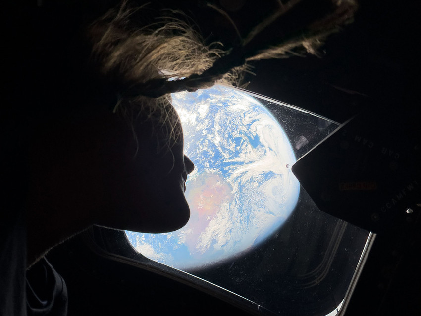 Uzay yolculuğunda tarihi randevu! NASA, 1972'deki Apollo 17 m&uuml;rettebatının &ccedil;ektiği ikonik D&uuml;nya fotoğrafı ile d&uuml;n Artemis 2 ekibi tarafından kaydedilen yeni kareyi paylaştı. Yarım asırlık teknoloji farkına rağmen D&uuml;nya'nın uzaydaki b&uuml;y&uuml;leyici g&ouml;r&uuml;nt&uuml;s&uuml; hayranlık uyandırdı.