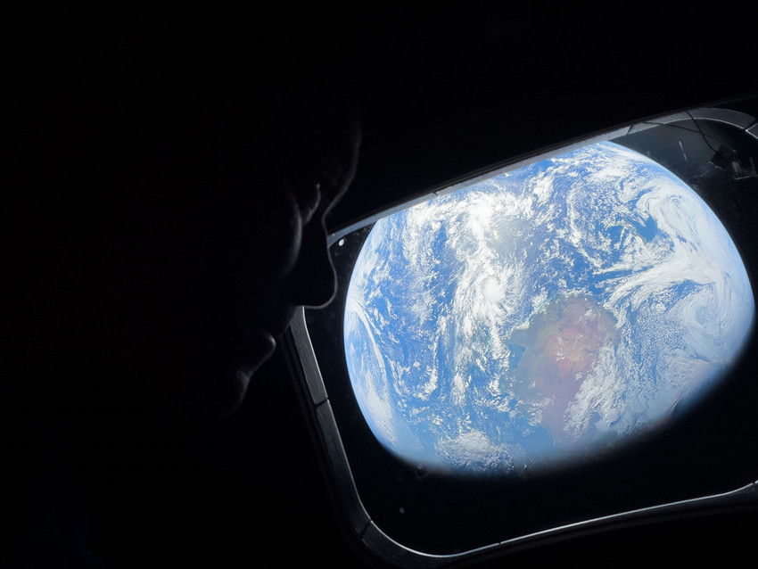 Uzay yolculuğunda tarihi randevu! NASA, 1972'deki Apollo 17 m&uuml;rettebatının &ccedil;ektiği ikonik D&uuml;nya fotoğrafı ile d&uuml;n Artemis 2 ekibi tarafından kaydedilen yeni kareyi paylaştı. Yarım asırlık teknoloji farkına rağmen D&uuml;nya'nın uzaydaki b&uuml;y&uuml;leyici g&ouml;r&uuml;nt&uuml;s&uuml; hayranlık uyandırdı.