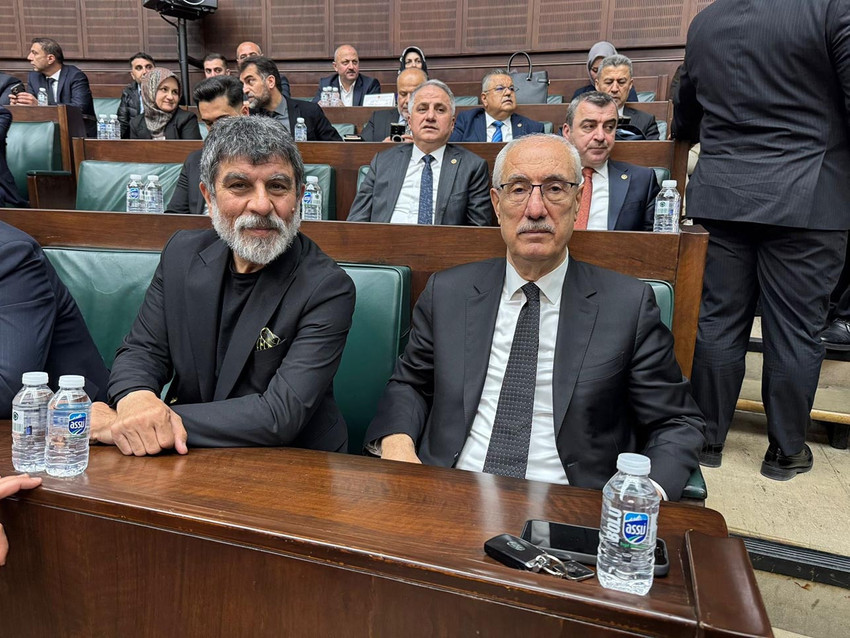 Ekranların sevilen dizilerinden Yeraltı'nda rol alan &uuml;nl&uuml; oyuncu ismi Sefa Zengin, AK Parti Grup Toplantısı'na katıldı. Kurtlar Vadisi'nin Erdal'ı, şimdilerde ise 'Yeraltı' dizisiyle adından s&ouml;z ettiren &uuml;nl&uuml; oyuncunun, Dışişleri Bakanı Hakan Fidan ile yaptığı sohbet kameralara yansıdı.