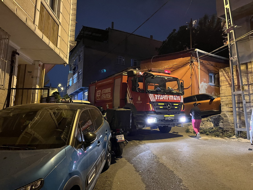 İstanbul Ey&uuml;psultan'da 3 katlı bir binanın bodrum katında &ccedil;ıkan yangın facia ile sonu&ccedil;lanıyordu. Alevlerin arasında mahsur kalan yabancı uyruklu 2'si &ccedil;ocuk 4 kişi, itfaiye ekiplerinin zamanla yarıştığı operasyonla kurtarıldı. 